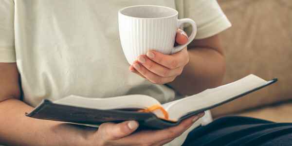 Bögre tea és könyv nyugodt környezetben